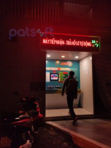 Người dân thục hiện nộp thủ tục với "ATM hồ sơ" vào buổi tối